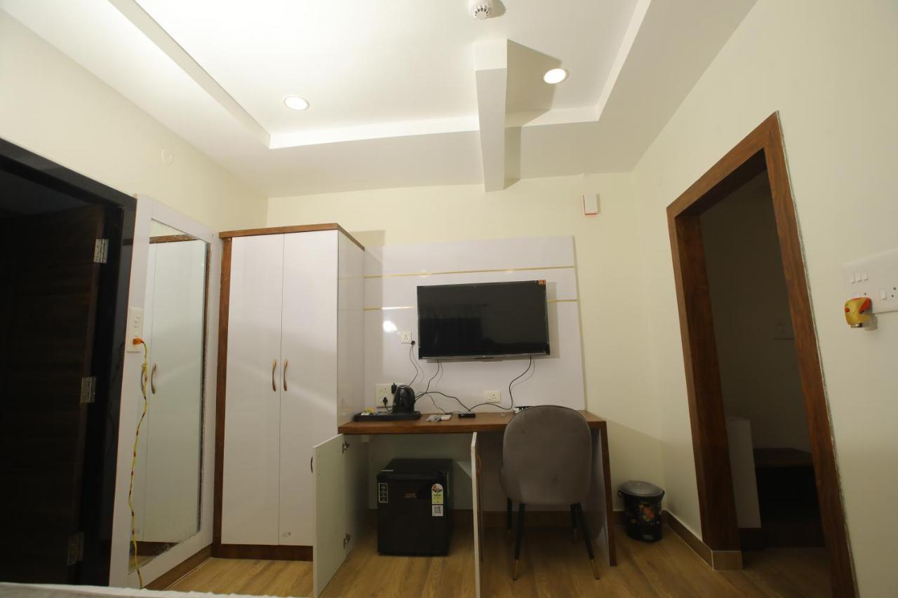 Отель Radha Rani Residency Khammam Экстерьер фото